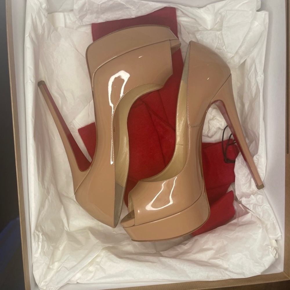 PK20 NUDE LADY PEEP 150 PATENT CALF
CHRISTIAN LOUBOUTIN Zinch